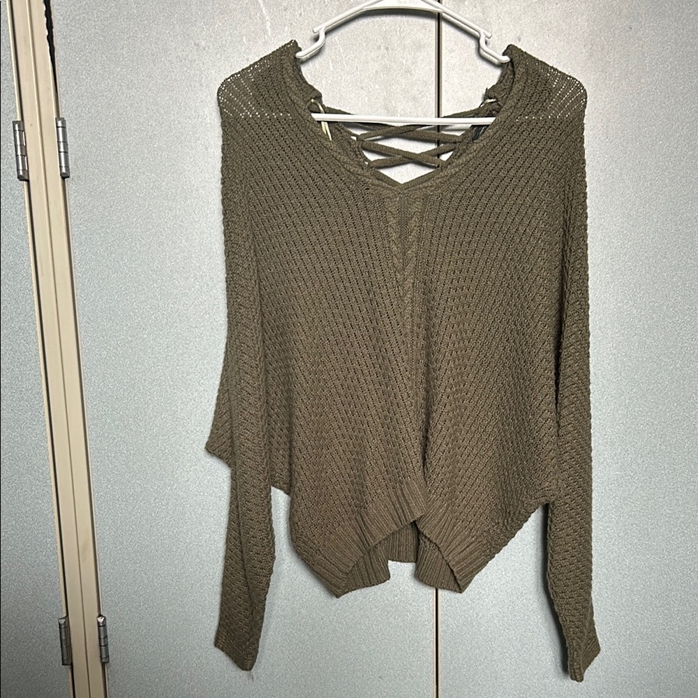Green Scoop Neck Sweater with Relaxed Fit and Long Sleeves